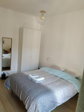 STUDIO CANNES A 5 MN A PIED DE LA GARE TOUT CONFORT AVEC BALCON